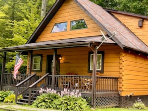 The Farm House Cabin | Bed sheets - Elk Springs Resort (Monterville)