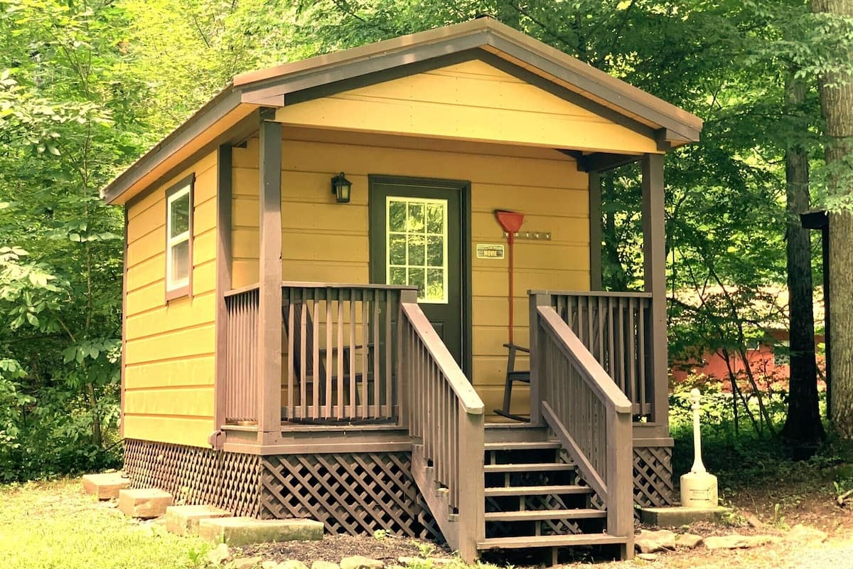 Movie Mini Primitive Cabin - bathhouse 50 feet away (No Pets)