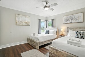 3 عدّة غرف نوم وأسرّة بإسفنج يتكيف مع شكل الجسم وسرير سفر