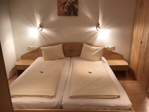 Caja de seguridad en la habitación y decoración personalizada 