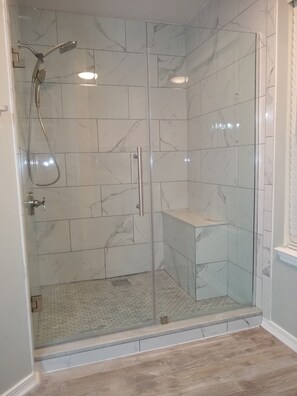 Combined shower/tub, hair dryer, towels, soap - Beautiful! Destin FL area, 5 minute Walk to Beach,  Community Pool, Sleeps 10!  (Destin)