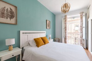 1 chambre, fer et planche à repasser, draps fournis