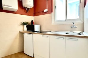 Réfrigérateur, micro-ondes, grille-pain