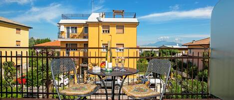 Familienapartment, Mehrere Schlafzimmer (Villa Mimosa - Appartamento 2) | Balkon