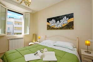 Familie appartement, meerdere slaapkamers (Villa Mimosa - Appartamento 2) | 2 slaapkamers, een strijkplank/strijkijzer, beddengoed