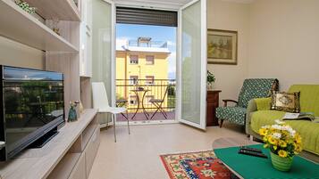 Familienapartment, 2 Schlafzimmer (Villa Mimosa - Appartamento 2) | Wohnbereich