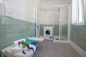 Family Apartment, 2 Bedrooms (Villa Mimosa - Appartamento 2) | Bathroom | Shower, hair dryer, bidet, towels