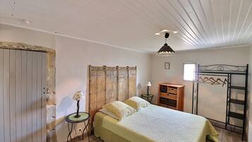 2 bedrooms, travel cot, free WiFi