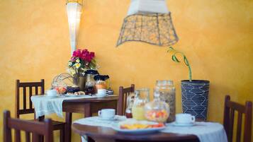 Café da manhã com buffet grátis todos os dias
