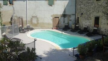 Piscina all'aperto, una piscina riscaldata