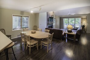 Smart TV, chimenea y futbolito 