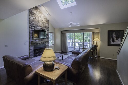 The Ski & Tee - 5 bdrm condo on 18th fairway & steps from ski trail