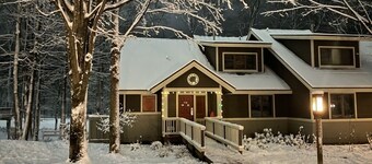 The Ski & Tee - 5 bdrm condo on 18th fairway & steps from ski trail