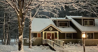 The Ski & Tee - 5 bdrm condo on 18th fairway & steps from ski trail