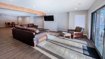 TV connectée, cheminée, baby-foot