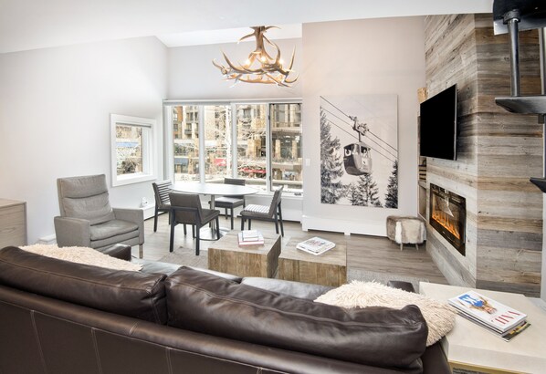 Smart TV, chimenea y estéreo 