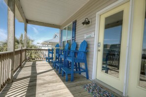 Outdoor dining - A World Away: spacious 4BR beach home, perfect for 8 guests. (Oak Island)