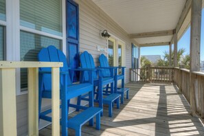 Terrace/patio - A World Away: spacious 4BR beach home, perfect for 8 guests. (Oak Island)