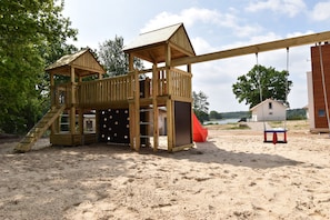 Children’s area - Vacation home-lake-sauna-fireplace-5 stars-102m² for 4 persons (Krakow am See)