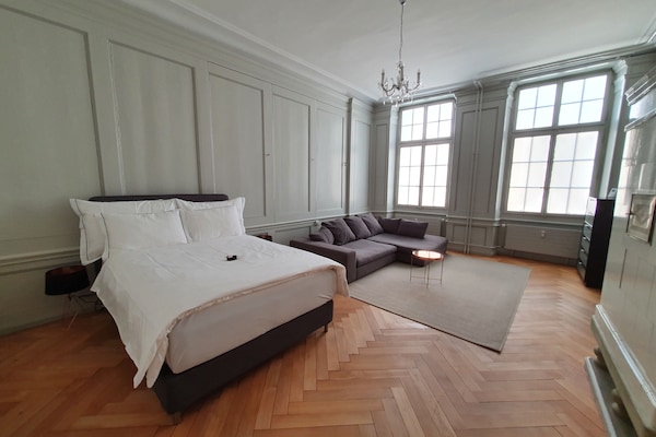 Apartemen Bisnis | 2 kamar tidur, minibar, brankas, dan didekorasi berbeda-beda