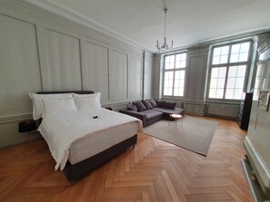 2 bedrooms, minibar, in-room safe, individually decorated - Le Bijou BK9 Presidential Suite (Bern)