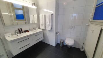 Business Apartment | Bathroom | Shower, free toiletries, hair dryer, bathrobes