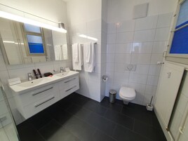 商务公寓 | 浴室 | 淋浴设施、免费洗浴用品、吹风机、浴袍