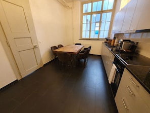 Departamento empresarial | Cocina privada | Refrigerador con congelador, microondas, horno y parrilla de estufa 