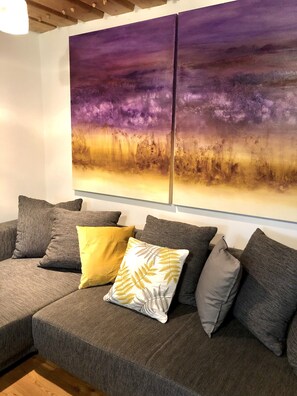 Televisie, een open haard, boeken en een stereo