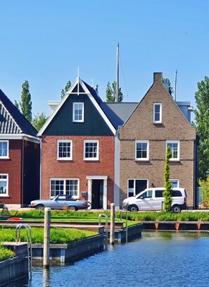 Exterior - Modern house with high terrace & garden on private canal & jetty (Stavoren)