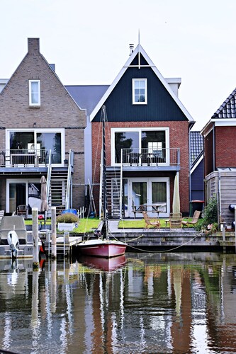 Modern huis met hoog terras & tuin aan privé vaarwater & aanlegsteiger