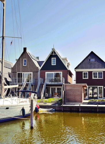 Modern huis met hoog terras & tuin aan privé vaarwater & aanlegsteiger