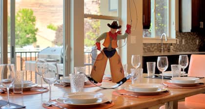 Pet-Friendly | Same Day Booking | Free Townies | Pool/Spa | DT Location | 602