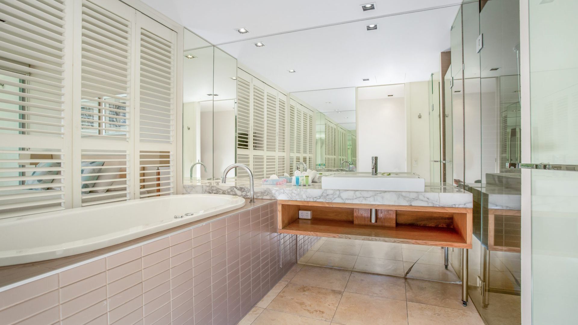 Unit 8 Plantation Resort - Rainbow Beach. Plantation Resort. Air conditioned. Wifi. Pool and outdoor — image 11