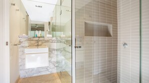 Banheira, sabonete, shampoo, papel higiênico