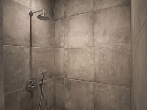 Douche, sèche-cheveux, serviettes fournies