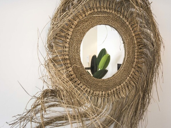 A circular woven mirror with a reflective surface. - Sack-Time 6: Luxury & relaxation near the sea! (Zandvoort)