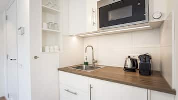Cafeteira/chaleira, geladeira, micro-ondas