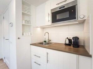 Kjøleskap, mikrobølgeovn og kaffetrakter/tekoker