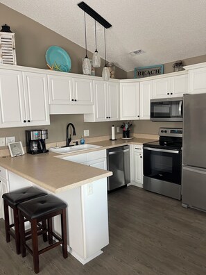 Fridge, microwave, oven, stovetop - Ocean Lakes Clean Home for your Family! Now booking for 2026. (Myrtle Beach)