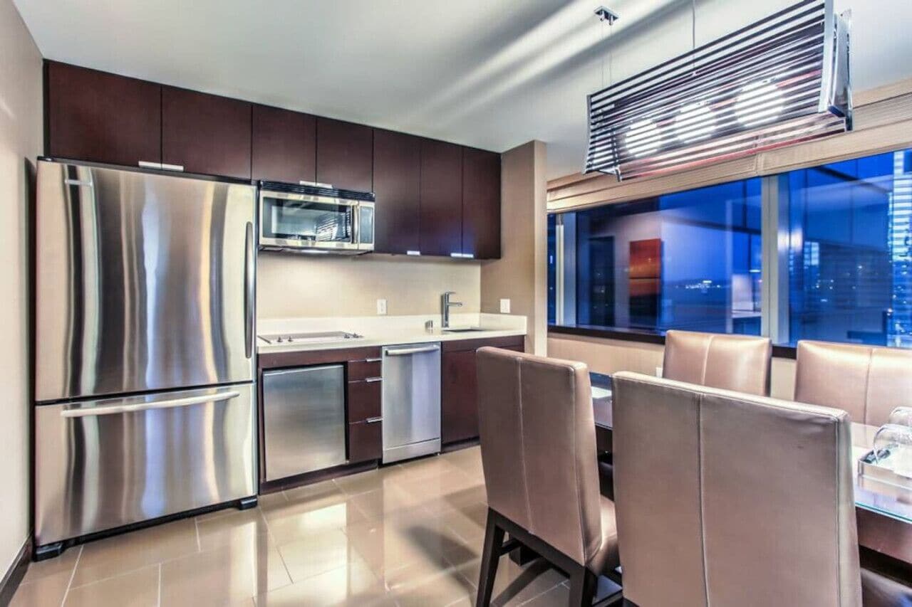 Geladeira, micro-ondas, fogão, cooktop