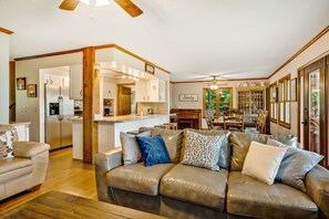 Televisión, chimenea, futbolito y tenis de mesa 