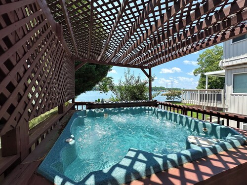 Serene Getaway with Hot Tub, Sauna, Firepit, Kayaks, Pontoon & Jet Ski Rentals!