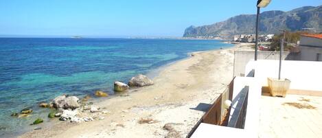 Una spiaggia nelle vicinanze