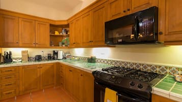 House, 3 Bedrooms | Private kitchen