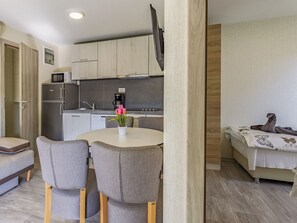 Interior - Nice apartment in villa for 6 guests with pool, A/C, WIFI, TV, terrace and pets allowed (Banjole)