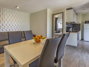 Dining - Nice apartment in villa for 6 people with pool, A/C, WIFI, TV, terrace and pets allowed (Banjole)