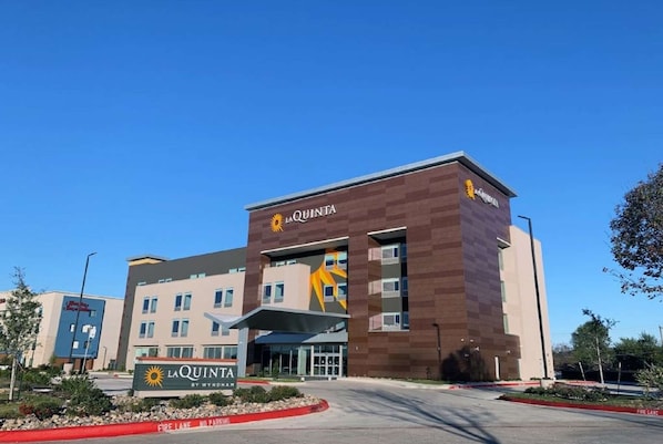 Exterior - La Quinta Inn & Suites by Wyndham Dallas/Fairpark (Dallas)