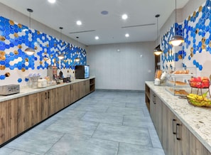 Free daily full breakfast - La Quinta Inn & Suites by Wyndham Dallas/Fairpark (Dallas)