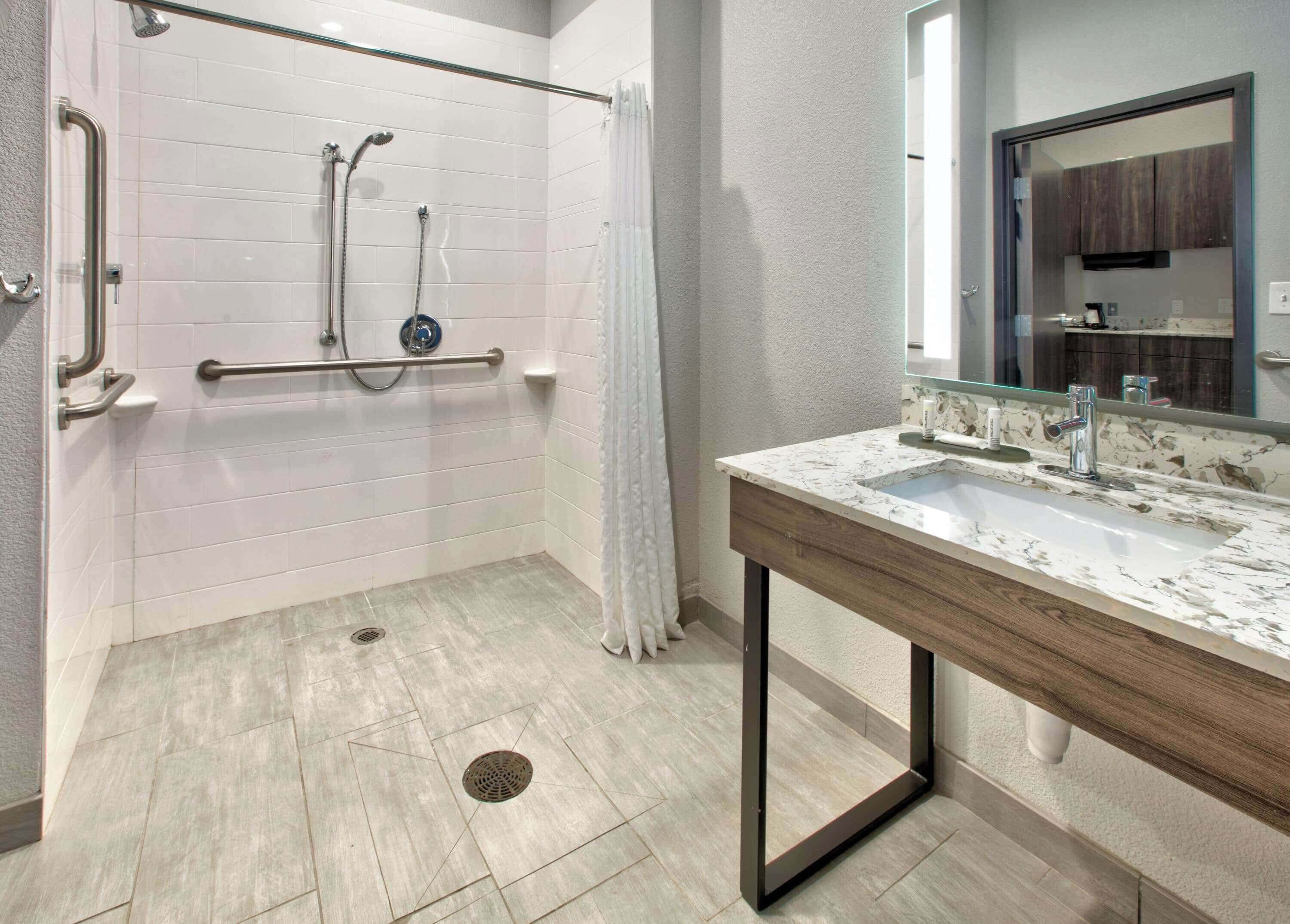 Photo - La Quinta Inn & Suites by Wyndham Dallas/Fairpark